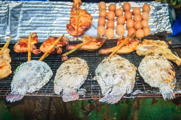 Pescado Tilapia Recubierto Sal Que Asaba Estufa Carbón Pollo Parrilla —  Fotos de Stock