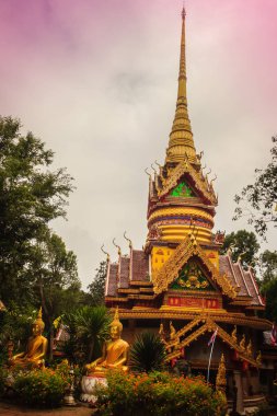 Güzel golden pagoda dekoratif Tay tarzında güzel sanatlar genel Budist Wat Phu Phlan Sung Tapınağı, Nachaluay, Ubon Ratchathani, Tayland ile.