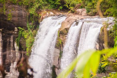 Huai Luang şelale, Namtok Huai Luang veya Namtok Bak Teo da bilinir. Şelale havuz, beyaz plaj ve turkuaz renkli su ile 30 metre yükselmesine üzerinden üç adım dalan.