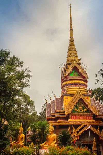Belo Pagode Dourado Com Arte Decorativa Estilo Tailandês Público Budista — Fotografia de Stock