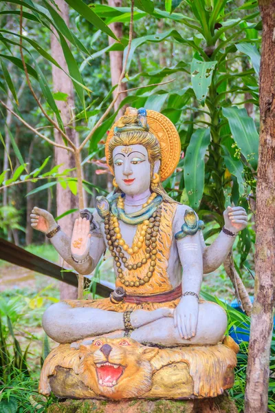 公共森林寺庙里的湿婆雕像 湿婆是印度教的主要神之一 他是沙教中的最高存在 是当代印度教的主要传统之一 — 图库照片