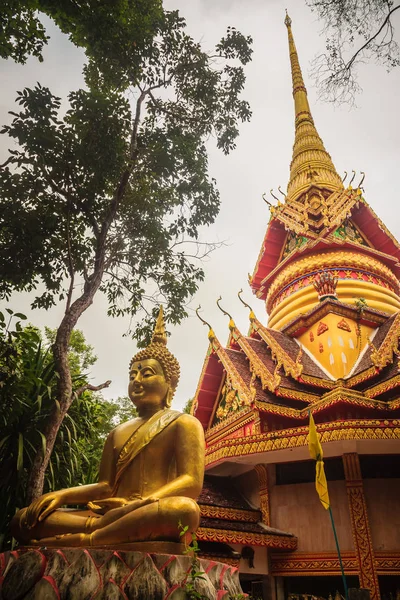 Belo Pagode Dourado Com Arte Decorativa Estilo Tailandês Público Budista — Fotografia de Stock