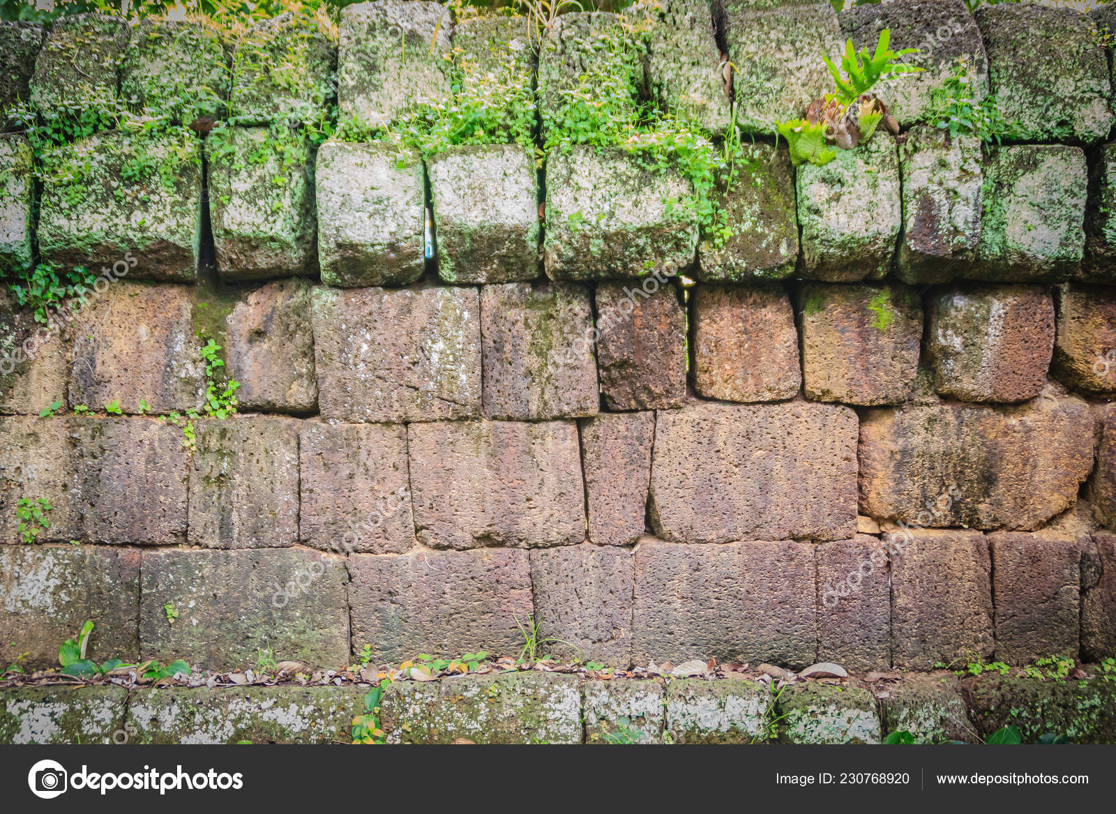 Fonkelnieuw Lateriet Stenen Muur Met Gras Mos Groei Vormen Prachtige Textuur YE-94