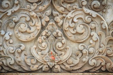 Eski beyaz duvar tasarım kısma sıva kır çiçeği asma öğesi ile. Güzel geleneksel Tay tarzı sıva kır çiçeği sarmaşık desenli dekoratif duvar arka plan üzerinde.