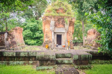 Prasat Ban Ben, Khmer kutsal dini site üç tuğla oluşan ayrılmış laterite üsleri üzerinde prangs olduğunu. Bulunan Mulk Si Udom, Ubon Ratchathani, Thailand.