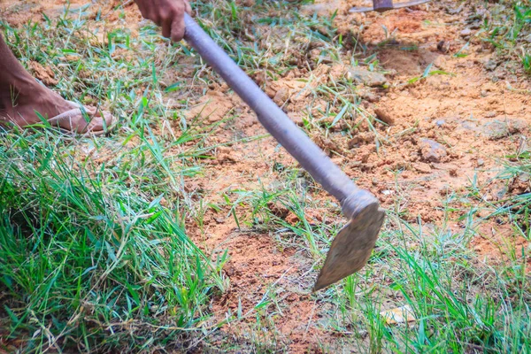 Granjero Está Usando Azada Para Cortar Hierba Campo Cortando Hierba — Foto de Stock