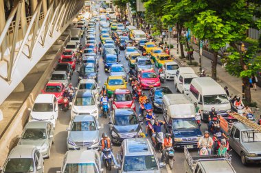 Bangkok, Tayland - 21 Ağustos 2017: Birçok araba durdurmak ve yeşil trafik ışığı merkezinde için acele saat ve trafik sıkışıklığı sırasında Bangkok Sathorn yolda bekleyen