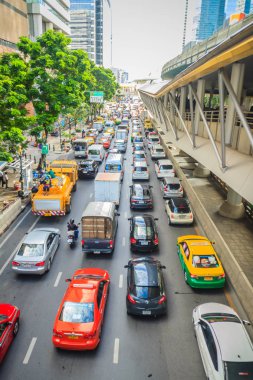 Bangkok, Tayland - 21 Ağustos 2017: Birçok araba durdurmak ve yeşil trafik ışığı merkezinde için acele saat ve trafik sıkışıklığı sırasında Bangkok Sathorn yolda bekleyen