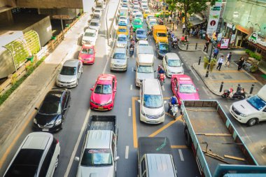 Bangkok, Tayland - 21 Ağustos 2017: Birçok araba durdurmak ve yeşil trafik ışığı merkezinde için acele saat ve trafik sıkışıklığı sırasında Bangkok Sathorn yolda bekleyen