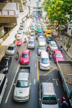 Bangkok, Tayland - 21 Ağustos 2017: Birçok araba durdurmak ve yeşil trafik ışığı merkezinde için acele saat ve trafik sıkışıklığı sırasında Bangkok Sathorn yolda bekleyen