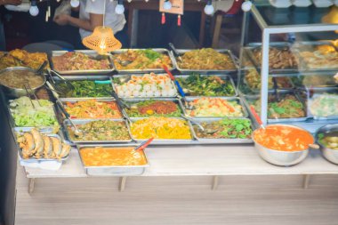 Bangkok, Tayland - 21 Ağustos 2017: Tanımlanamayan Pazar satıcı Caddesi üzerinde yiyecek satıyor. Tayland'da sokak gıdalar makul fiyatlı ve kolayca kullanılabilir.