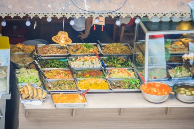 Bangkok, Tayland - 21 Ağustos 2017: Tanımlanamayan Pazar satıcı Caddesi üzerinde yiyecek satıyor. Tayland'da sokak gıdalar makul fiyatlı ve kolayca kullanılabilir.