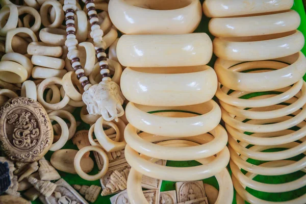 Souvenirer Och Amuletter Snidade Från Elfenben Till Försäljning Thai Kambodja — Stockfoto