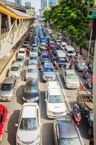 多くの車が停止し バンコクのサトーン通りのラッシュや交通渋滞の中に交差点に青信号を待っているバンコク 2017 — ストック写真