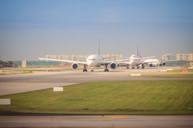 Bangkok, Tayland - 9 Ağustos 2017: Tay airways uçak alarak-off Suvarnabhumi Uluslararası Havaalanı'nda daha önce pistte Taksilemek.