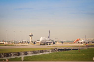Bangkok, Tayland - 9 Ağustos 2017: Tay airways uçak alarak-off Suvarnabhumi Uluslararası Havaalanı'nda daha önce pistte Taksilemek.