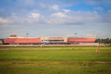 Udon Thani, Tayland - 9 Ağustos 2017: Udon Thani Uluslararası Havaalanı çim sahada bina Terminal (Uth), şehir Udon Thani İl Tayland kuzeydoğu bölgesinin yakınında.