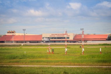 Udon Thani, Tayland - 9 Ağustos 2017: Udon Thani Uluslararası Havaalanı çim sahada bina Terminal (Uth), şehir Udon Thani İl Tayland kuzeydoğu bölgesinin yakınında.
