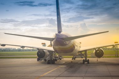 Bangkok, Tayland - 9 Ağustos 2017: Tay airways uçak alarak-off Suvarnabhumi Uluslararası Havaalanı'nda daha önce pistte park ediyor.