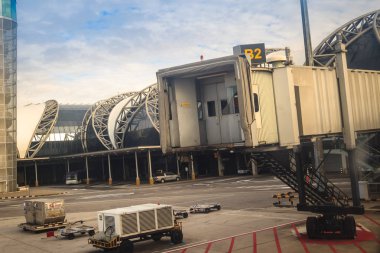 Bangkok, Tayland - 9 Ağustos 2017: Uçak kontrol kulesi ve terminal binası ile mavi gökyüzü arka plan Suvarnabhumi Uluslararası Havaalanı, Tayland at.