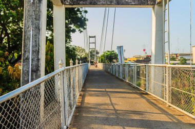 Asma köprü karşısında Nan nehrin Phichit tren istasyonuna mavi gökyüzü ve gün ışığı ile Muang Bölgesi Phichit ili kapsayan. Phichit bir İl Tayland Bangkok kadar 330 km olup.