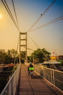 Asma köprü karşısında Nan nehrin Phichit tren istasyonuna mavi gökyüzü ve gün ışığı ile Muang Bölgesi Phichit ili kapsayan. Phichit bir İl Tayland Bangkok kadar 330 km olup.