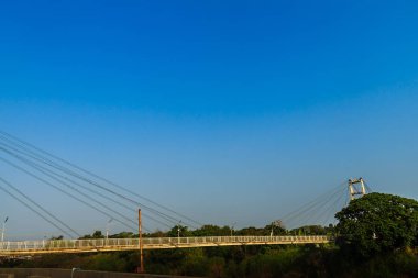Asma köprü karşısında Nan nehrin Phichit tren istasyonuna mavi gökyüzü ve gün ışığı ile Muang Bölgesi Phichit ili kapsayan. Phichit bir İl Tayland Bangkok kadar 330 km olup.