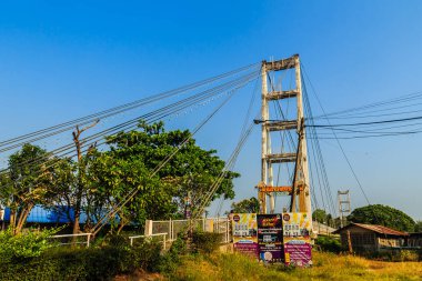 Phichit, Tayland - 18 Mart 2018: asma köprü karşısında Nan nehrin Phichit tren istasyonuna mavi gökyüzü ve gün ışığı ile Muang Bölgesi Phichit ili kapsayan.