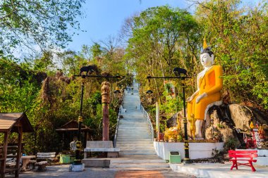 Wat Khao Rup Chang veya Tapınağı fil Hill, bir Phichit ili, Tayland en ünlü konumlar Hill'deki merdiven giderken sarı big Buddha.