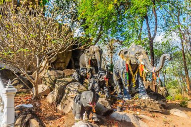 Wat Khao Rup Chang veya Tapınağı fil Hill, Phichit, Tayland, Thailand, tepenin üzerinde pagoda için merdiven önce hillside fili heykele.