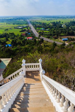 Merdiven yol yukarı doğru mavi gökyüzü arka plan Wat Khao Rup Chang veya Tapınağı fil Hill, Phichit ili, Tayland en ünlü cazibe merkezleri ile tepe üzerinde golden pagoda için.