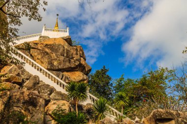 Merdiven yol yukarı doğru mavi gökyüzü arka plan Wat Khao Rup Chang veya Tapınağı fil Hill, Phichit ili, Tayland en ünlü cazibe merkezleri ile tepe üzerinde golden pagoda için.
