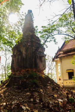 Phichit, Tayland - 18 Mart 2018: Wat Khao Rup Chang veya Tapınağı fil Hill, Phichit, Tayland, Thailand, tepenin üzerinde tuğla inşa eski Ayutthaya tarzı pagoda.