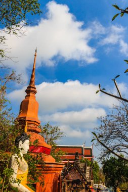 Şaşırtıcı kırmızı pagoda Buda resim Wat Khao Rup Chang Tapınağı'nda mavi gökyüzü arka plan ile. Phichit-Taphan Hin yol boyunca bazı yer alan 15 kilometre uzaklıktaki kasaba Phichit Eyaleti, Tayland.