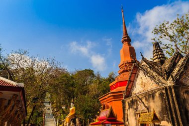 Şaşırtıcı kırmızı pagoda Buda resim Wat Khao Rup Chang Tapınağı'nda mavi gökyüzü arka plan ile. Phichit-Taphan Hin yol boyunca bazı yer alan 15 kilometre uzaklıktaki kasaba Phichit Eyaleti, Tayland.