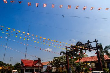 Mavi gökyüzü arka plan Wangkrod eski Market, çürük eski ahşap evler her türlü yerel davranır ve tatlılar, Tayland satış sokak satıcıları ile kaplı çevrili bir büyüleyici sokak festivali bayraklarıyla.