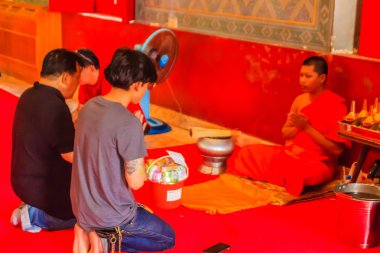 Phichit, Tayland - 17 Mart 2018: Hak Budist Wat Tha Luang, ünlü Tapınağı Phichit ili, Tayland, kilise yapmak için insanlar ve onların aile gel.