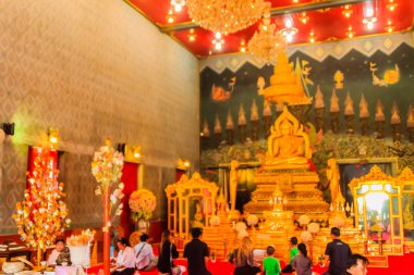 Phichit, Tayland - 17 Mart 2018: Hak Budist Wat Tha Luang, ünlü Tapınağı Phichit ili, Tayland, kilise yapmak için insanlar ve onların aile gel.