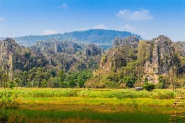 Manzaralı kalker Dağları aralığı ve mavi gökyüzü arka plan ile Ban Mung Köyü, Noen Maprang bölgesi, Phitsanulok Eyaleti, Tayland, hasat sonra pirinç alan çiftçi Hut.