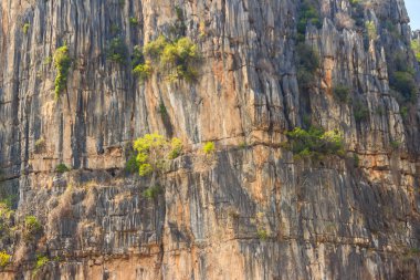 Kireçtaşı dağ doku katmanları taş arka plan ile.