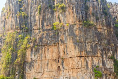 Kireçtaşı dağ doku katmanları taş arka plan ile.
