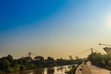 Muang Bölgesi, Phichit il, yaz renkli evleri ile Tayland ve Nan nehir kıyısı mavi bir gökyüzü manzara. Phichit bir İl Tayland Bangkok kadar 330 km olup.