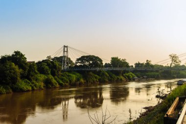 Muang Bölgesi, Phichit il, yaz renkli evleri ile Tayland ve Nan nehir kıyısı mavi bir gökyüzü manzara. Phichit bir İl Tayland Bangkok kadar 330 km olup.