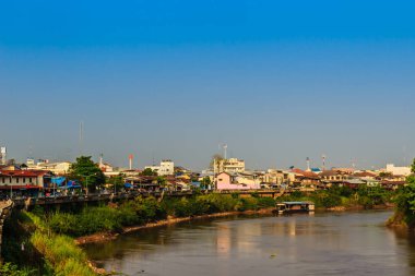 Muang Bölgesi, Phichit il, yaz renkli evleri ile Tayland ve Nan nehir kıyısı mavi bir gökyüzü manzara. Phichit bir İl Tayland Bangkok kadar 330 km olup.