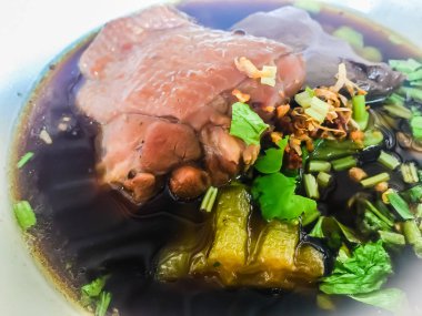 Bitter kabak ile Tay tavuk şehriye çorbası. Tavuk güveç sabah şan, Brüksel lahanası ve haşlanmış tavuk kanı ile kabak çorbası.