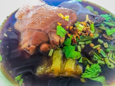 Bitter kabak ile Tay tavuk şehriye çorbası. Tavuk güveç sabah şan, Brüksel lahanası ve haşlanmış tavuk kanı ile kabak çorbası.