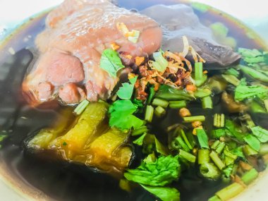 Bitter kabak ile Tay tavuk şehriye çorbası. Tavuk güveç sabah şan, Brüksel lahanası ve haşlanmış tavuk kanı ile kabak çorbası.