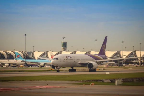 Bangkok Thajsko Srpna 2017 Thai Airways Letadlo Pojíždění Dráze Před — Stock fotografie