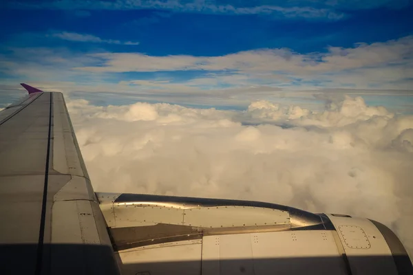 Nubes Cielo Visto Través Ventana Avión Vista Exótica Desde Ventana —  Fotos de Stock