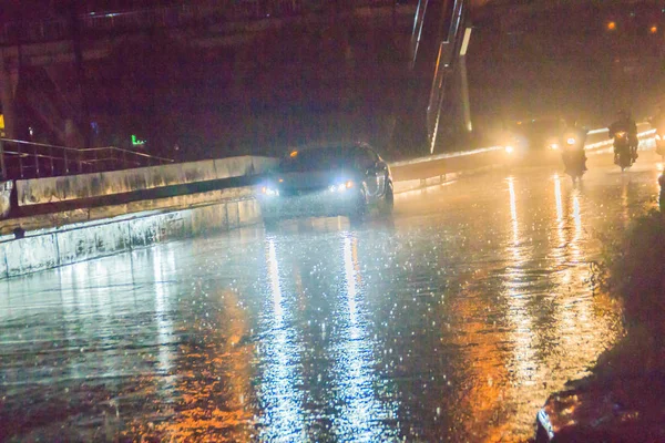 泰国曼谷 2017年8月17日 晚上驾驶汽车通过大雨 在能见度低 溅水的危险情况下 暴雨在大雨中的交通 — 图库照片